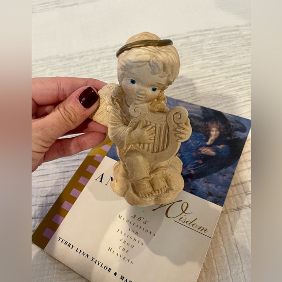 SELLING ALL 3 ANGELS STATUES & BOOK - Picture 9 of 12